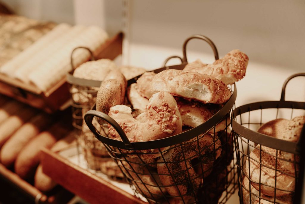 rundstykker og horn i brødhyllen tilpasses til en vissgrad allergener i bakeriet til waagans
